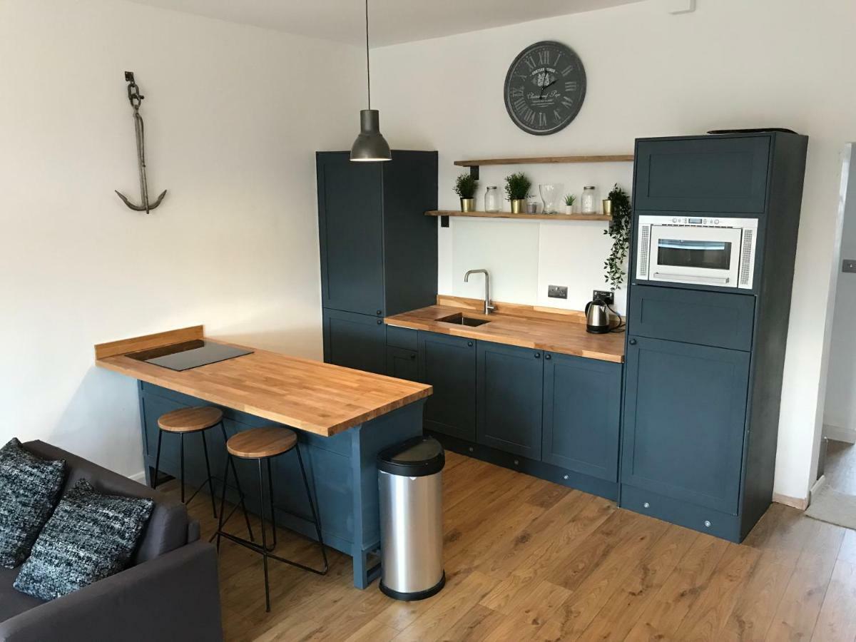 1 Bed River On The Docks Апартаменты *